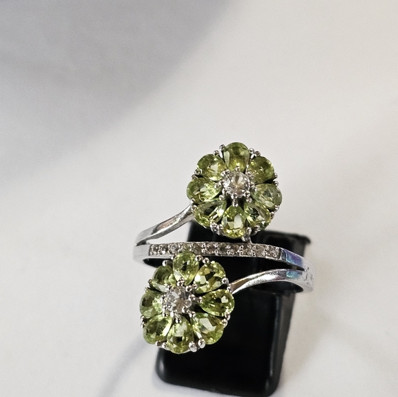 Genuine Peridot Ring in Sterling Silver  Size 8! - Picture 3 of 6